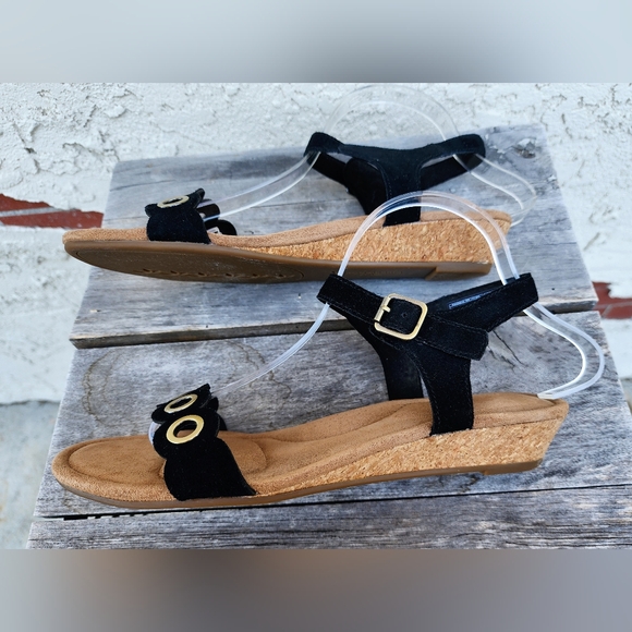 10 women Koolaburra by UGG platform cork grommet strap sandals black gold velvet - Picture 8 of 16